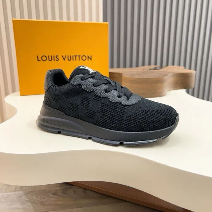 💰 640LV latest sports shoes! Select high-quality Monogram fly-knit fabric and have a square logo on the upper, highlighting the fashion of the 2025 men's series. The high-end and elegant upper made of absorbent film material collides with the dynamic ultra-light sole for texture, and the Louis Vuitton logo embellishes the back and outsole of the shoe.    SIZE 39-44 (38, 46 customized)
